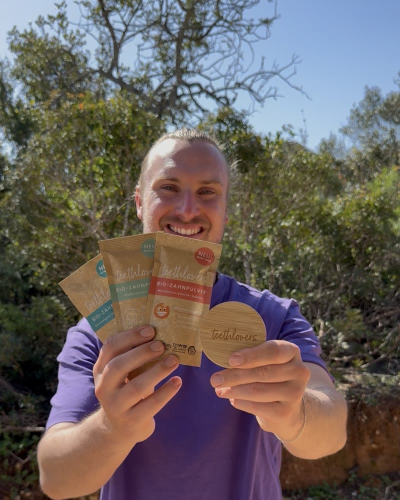 Martin Heinze mit Produkten in der Hand, draußen in Portugal